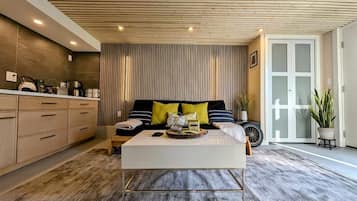 Smart TV, libros, monitor de computadora y impresora