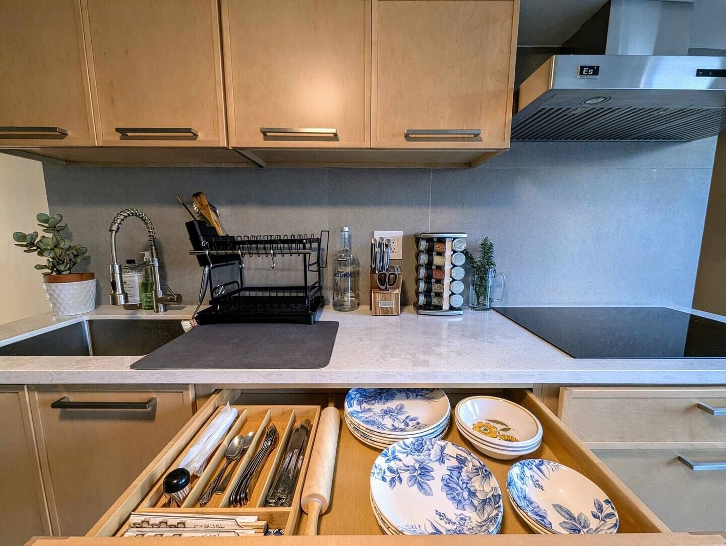 雪櫃、微波爐、焗爐、爐具