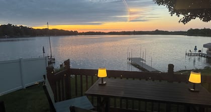 Little Cabin on the Lake - with NEW hot tub and sauna!