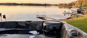 Little Cabin on the Lake - with NEW hot tub and sauna!