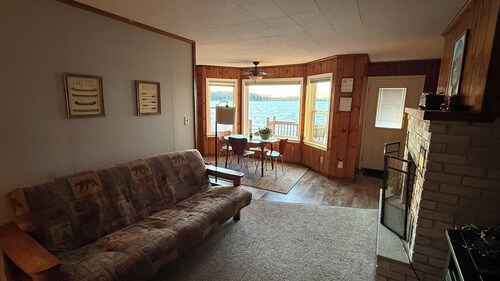 Little Cabin on the Lake - with NEW hot tub and sauna!