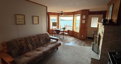 Little Cabin on the Lake - with NEW hot tub and sauna!