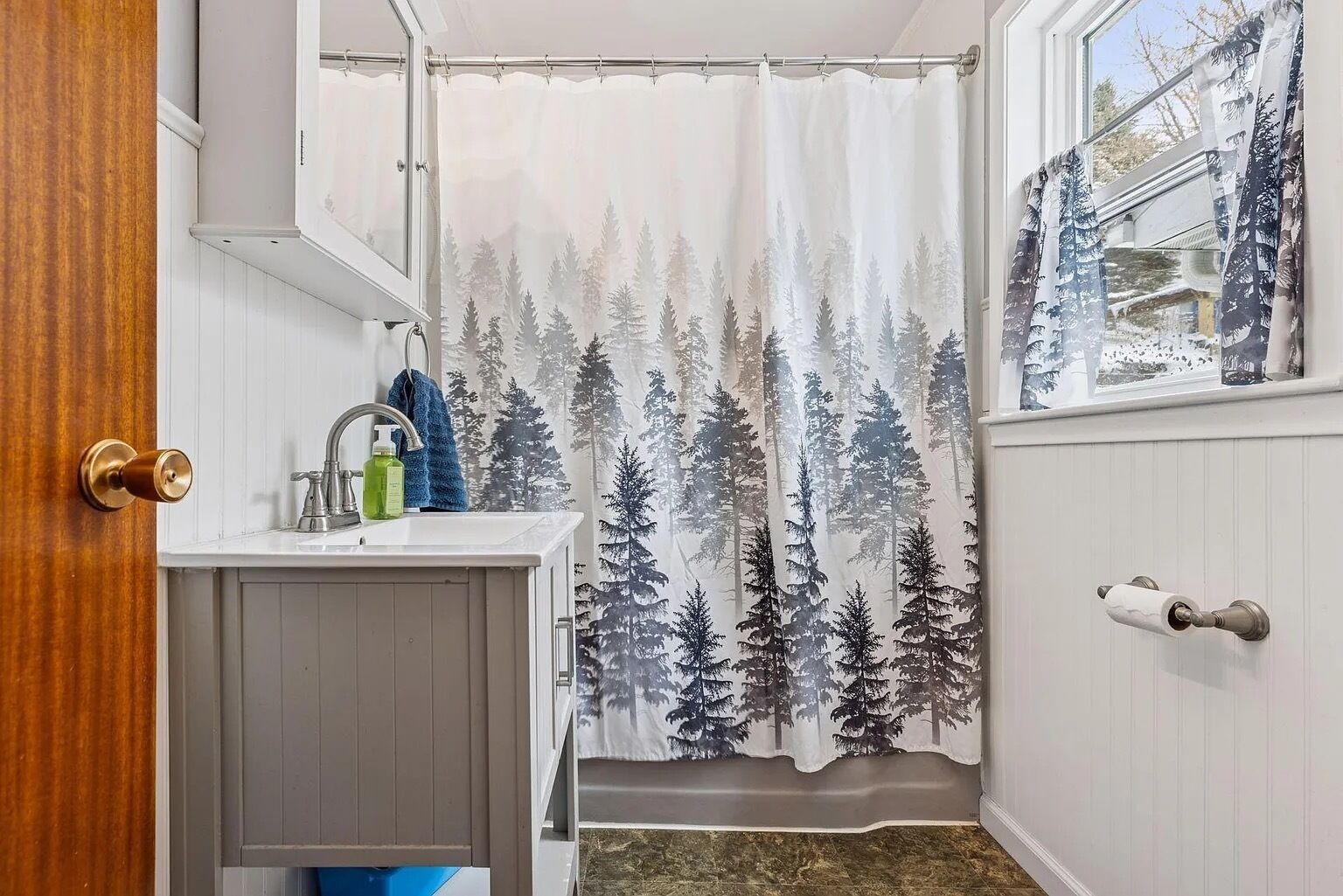 Sèche-cheveux, serviettes fournies, papier toilette