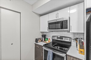 Frigorífico y placa de cocina