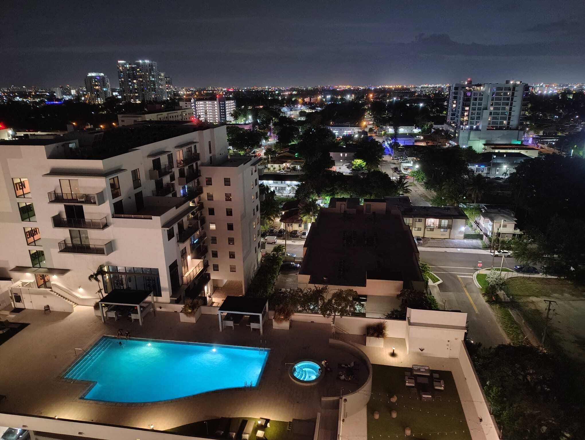 Un hôtel doté d’une piscine, de plusieurs étages et offrant une vue sur le paysage urbain la nuit.