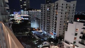 Ein Hochhaus-Hotel mit mehreren Etagen, einem Dachpool und einem Parkplatz.