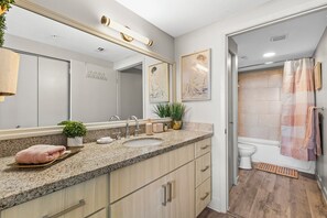Combined shower/bathtub, free toiletries, soap, shampoo - 2Br2Ba Next To Jackson Memorial Hospital (Miami)