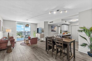 Leilighet – deluxe, 2 soverom, byutsikt | Oppholdsområde