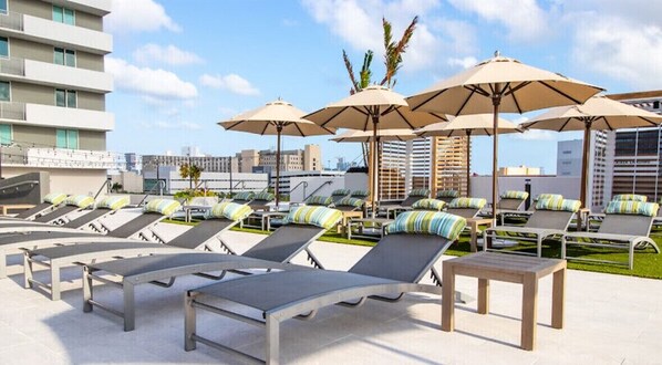 Una piscina al aire libre