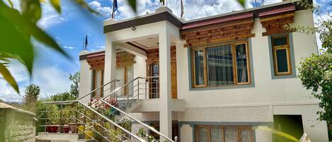 Fachada de la propiedad