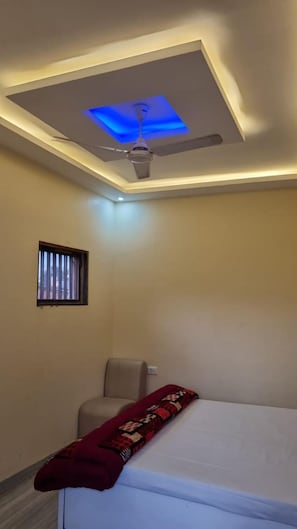 Rollaway beds, free WiFi, bed sheets - Hotel Ramdham (Faizabad)