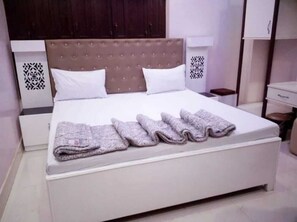Deluxe Room | Rollaway beds, free WiFi, bed sheets