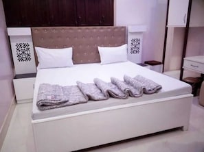 Deluxe Room | Rollaway beds, free WiFi, bed sheets