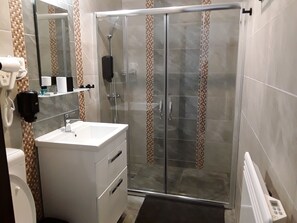 Een douche, een haardroger, handdoeken, zeep