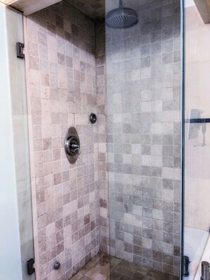 Tina de hidromasaje, toallas, jabón, papel de baño 