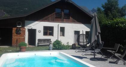 Chalet Fleur de Neige, au pied du massif des Bauges, Ă  5 mn d'Albertville !