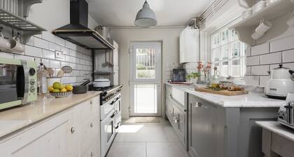 Almond Cottage - Pet friendly/enclosed garden