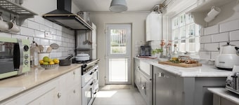 Almond Cottage - Pet friendly/enclosed garden