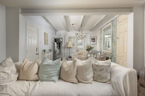 4 bedrooms, iron/ironing board, Internet, bed sheets