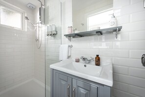 Dusche, Haartrockner, Handtücher