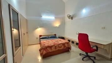 3 dormitoris, planxa i posts de planxar, wifi i roba de llit