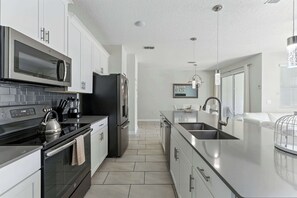 Fridge, microwave, oven, stovetop - Comfort Stay with Pool Near Attractions (Kissimmee)