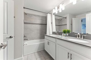 Shower, hair dryer, towels, soap - Comfort Stay with Pool Near Attractions (Kissimmee)