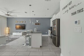 雪櫃、微波爐、焗爐、爐具