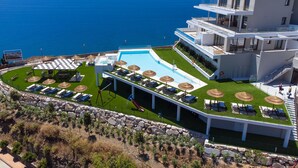 A modern hotel with a pool, sun loungers, and a view of the sea. - Bayviewhill Luxury free Spa & Padle by Interhome (Nerja)