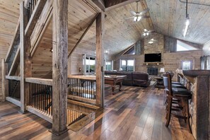 Fernseher, Kamin, Tischfußball