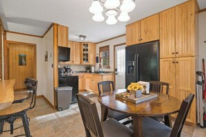 Dining - Rainbow Falls Cabin | Sauna | Hot Tub | Foosball (Sapphire)