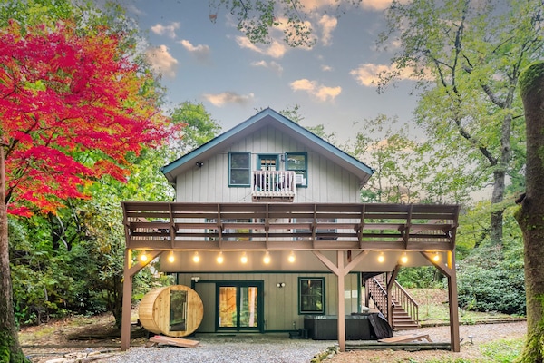 Come on in! A stunning home and peaceful mountain retreat awaits you — where comfort meets adventure.