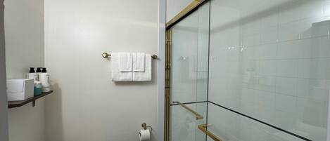 タオル、石鹸、トイレットペーパー