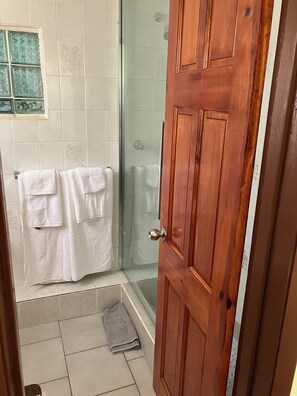 Dusche, Handtücher, Seife, Toilettenpapier