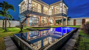 住宿正面 - 傍晚/夜晚