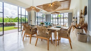 Khu vực ăn uống tại phòng