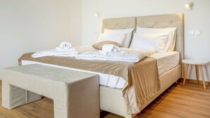 A neatly made bed with a headboard, a bedside table, and a bench. - Adelsberg Inn by Interhome (Postojna)