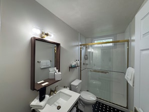 Handtücher, Seife, Toilettenpapier