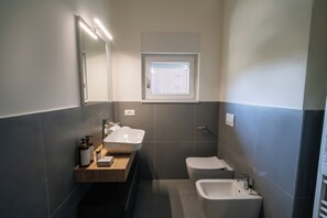 Regadera, amenidades de baño gratuitas, toallas, jabón 