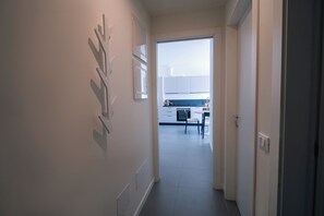 Business Apartment | Private kitchen | Full-sized fridge, microwave, oven, cookware/dishes/utensils