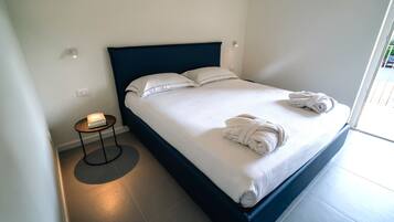 Una scrivania, Wi-Fi gratuito, lenzuola