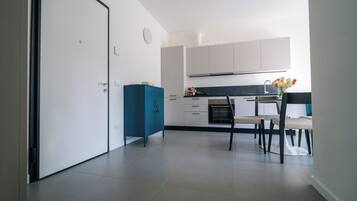 Apartemen Bisnis | Dapur pribadi | Lemari es besar, microwave, oven, dan peralatan masak/sendok-piring
