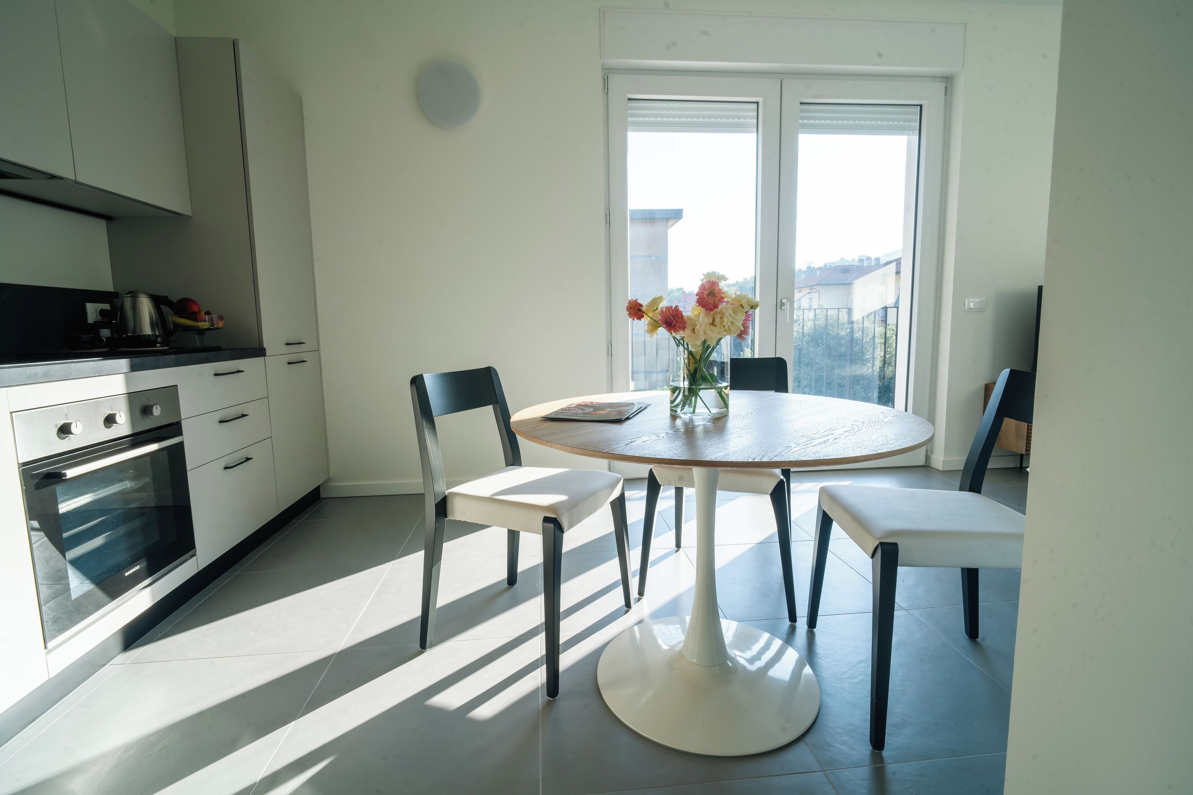 Großer Kühlschrank, Mikrowelle, Ofen, Kochgeschirr/Geschirr/Besteck