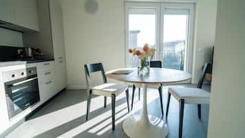 Refrigerador con freezer, horno, utensilios de cocina, mesa de comedor