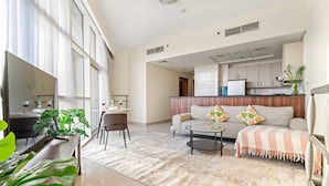 Una sala de estar moderna con un sofá, una mesa de centro y un comedor.