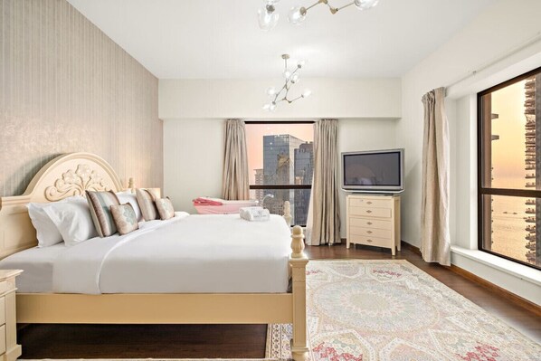 3 bedrooms, iron/ironing board, WiFi, bed sheets