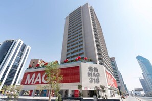 Exterior - FIRST CLASS | 2BR |  Pool View | near Dubai Mall (Dubai)