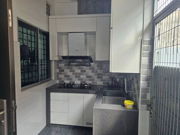 Micro-ondes, lave-vaisselle, cafetière/bouilloire, grille-pain