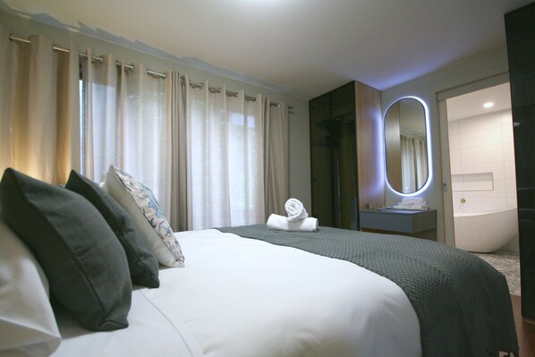 4 bedrooms, iron/ironing board, WiFi, bed sheets