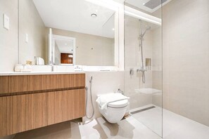 Articles de toilette gratuits, sèche-cheveux, serviettes fournies
